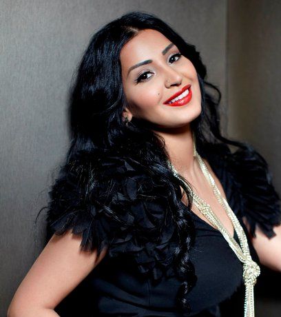 ريم عبدالله تختار فستاناً أسود في إحدى الجلسات التصويرية