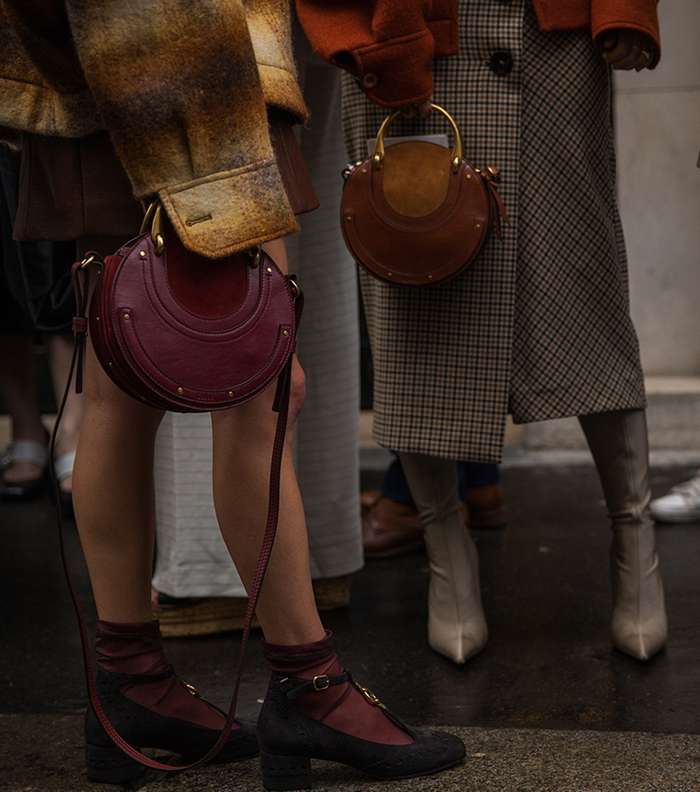 احذية صاخبة تسيطر على الشوراع الباريسية خلال اسبوع الموضة