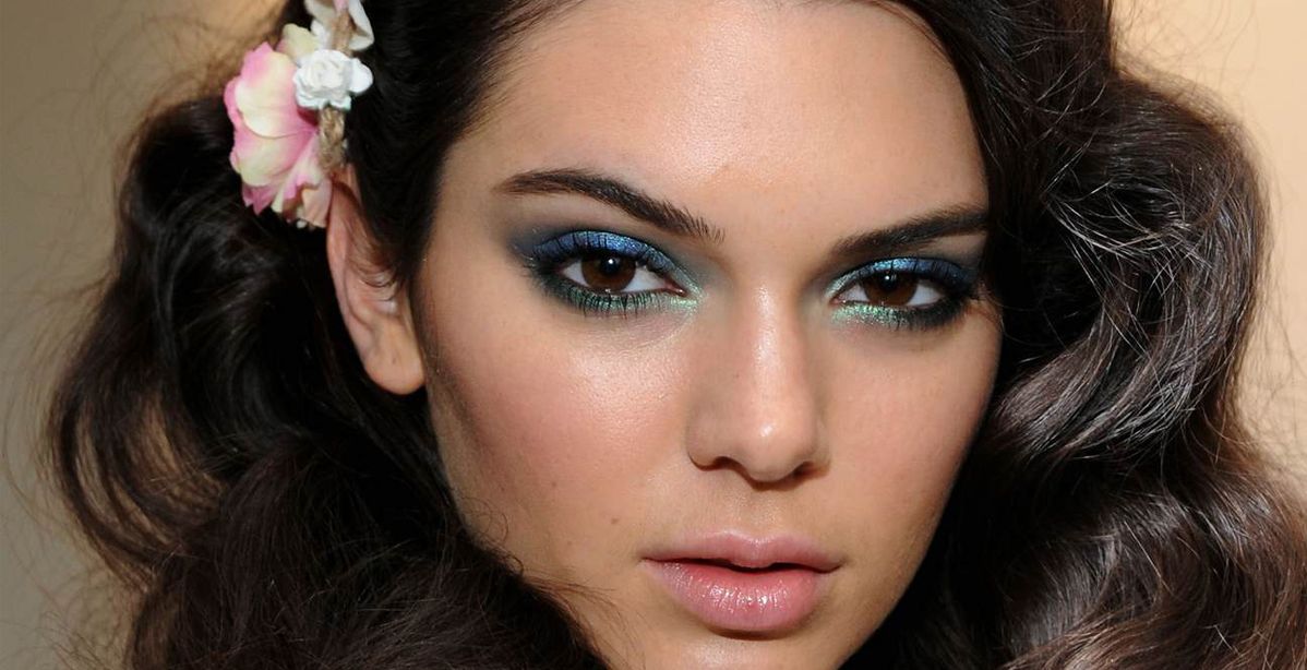 خطوات مكياج صيفي للعيون البنية