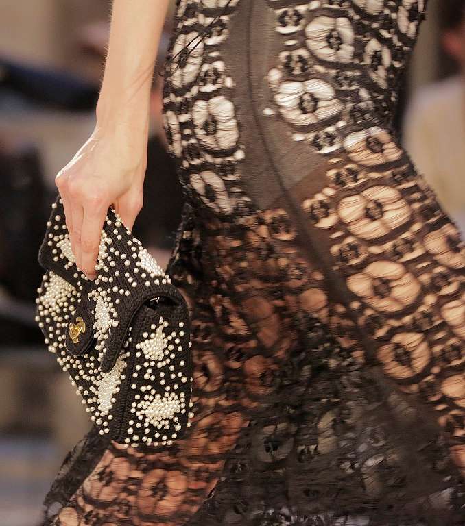 حقيبة CHANEL الكلاسيكية المزينة باللؤلؤ من مجموعة الكروز 2017