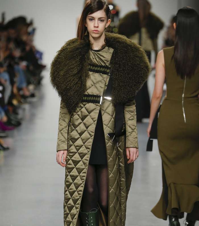 المعطف بالقماش المبطن مع ياقة الفرو من David Koma لشتاء 2018