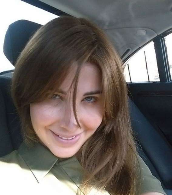 صورة سيلفي لنانسي في سيّارتها