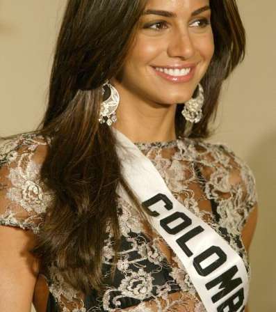 ملكة جمال كولومبيا فاليري دومينغيز في المرتبة الخامسة