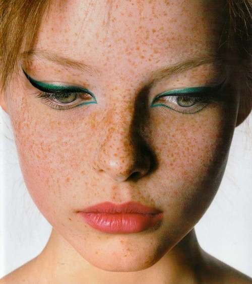 الأخضر محط إعجاب النجمات، وينسجم مع الأيلاينر الأسود على الجفن العلوي، وهو على السفلي