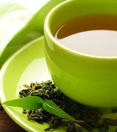 الشاي الأخضر بدلاً من مشروبات الكافيين