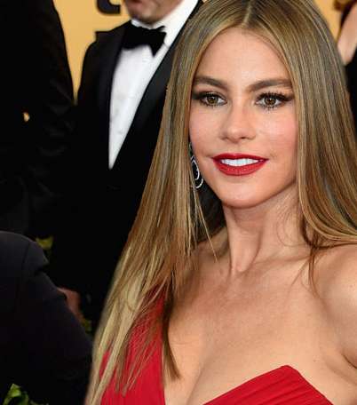 بالصور، صيحات مميزة من النجمات لإطلالة عيد الحب 