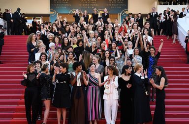 مسيرة نسائية على البساط الأحمر في مهرجان "كان" السينمائي