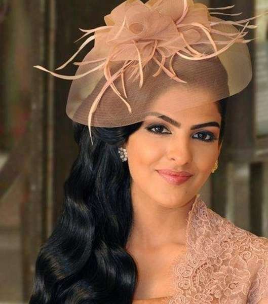 إطلالة الشعر الأسود مع أكسسوار الشعر الأنيق