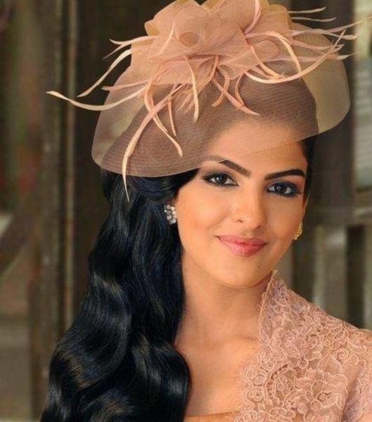 إطلالة الشعر الأسود مع أكسسوار الشعر الأنيق