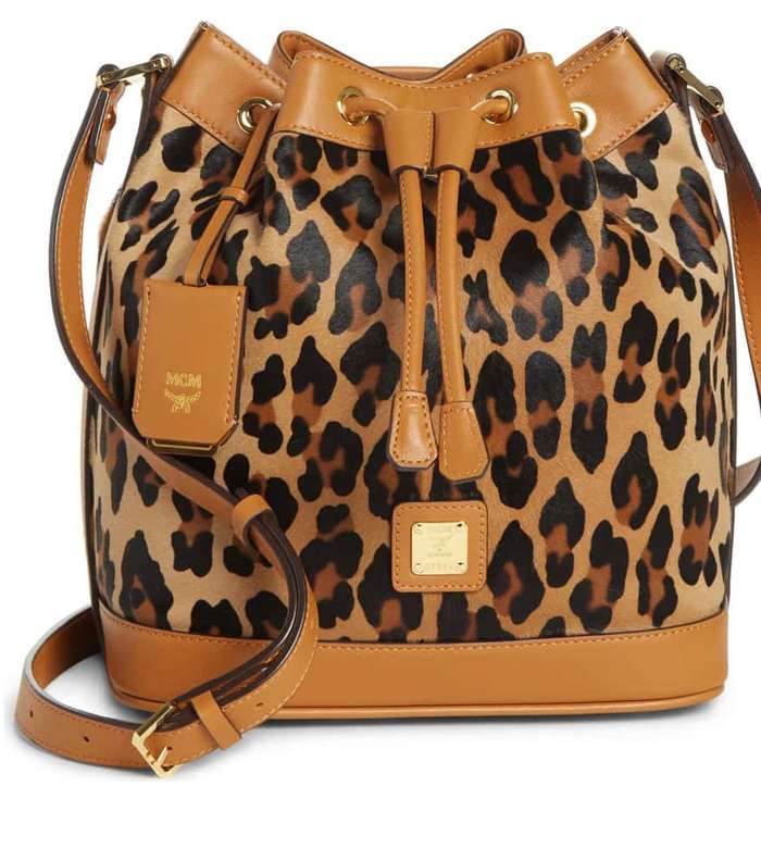 حقيبة MCM بنقشة النمر وشكل الدلو