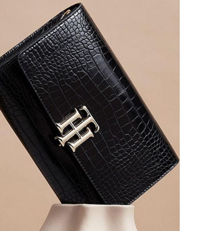 ماركة تومي للشنط