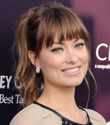 تحرص أوليفيا على تعبئة الحاجبين مع الماكياج الناعم 