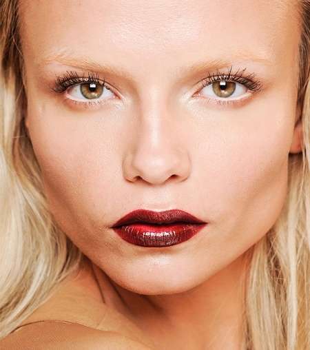 استعمال قلم تحديد الشفاه الداكن والظاهر 