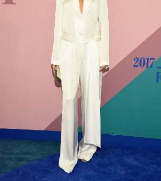 ادريانا ليما ببدلة رسمية بيضاء في حفل CFDA Awards 2017