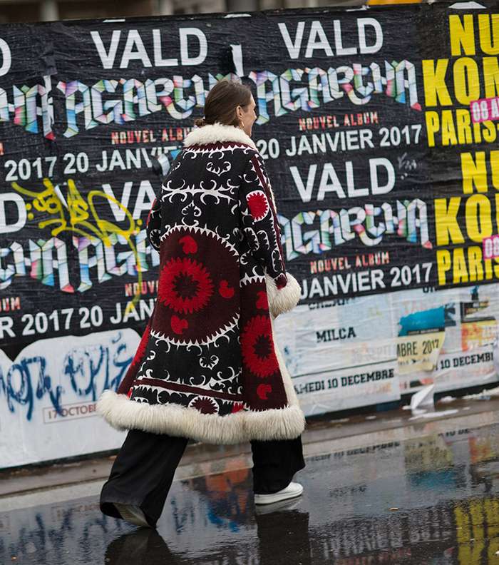 معطف مطبع بالاشكال والالوان في شوراع باريس خلال اسبوع الموضة
