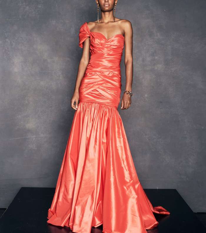 الفستان الحريري بكتف واحد وقصة الحورية من نعيم خان