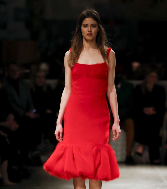 الفستان الصوفي الاحمر بقصة تنورة الـ Flare من برادا لشتاء 2018