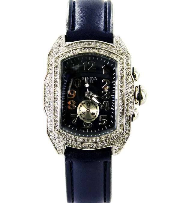 الساعة باللون الكحلي