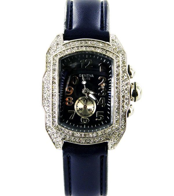 الساعة باللون الكحلي