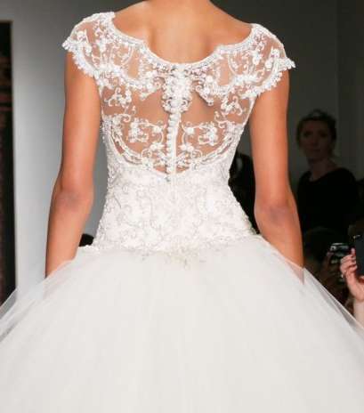 ظهر مميّز من الدانتيل الأبيض لثوب زفافك