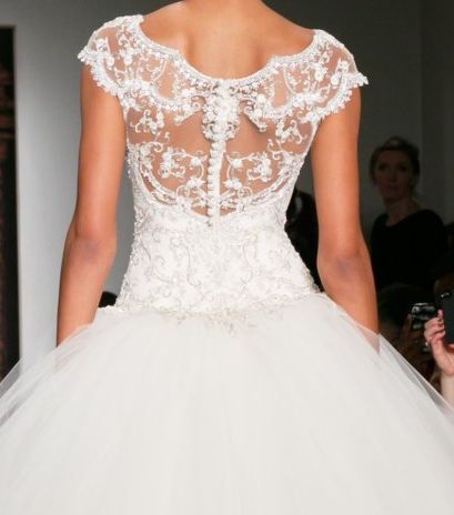 ظهر مميّز من الدانتيل الأبيض لثوب زفافك