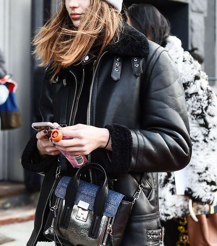 اختاري القطع باللون الاسود بانواع اقمشة مختلفة كي لا تبدين انك متوجهة للعزاء