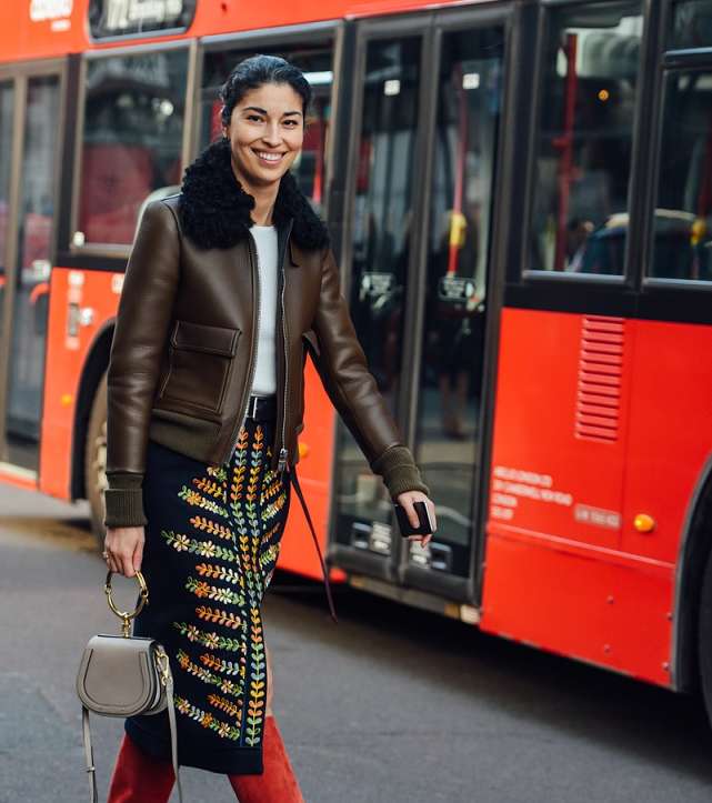 Caroline Issa ترتدي حقيبة كلوي مع مسكة يد باسلوب الـ Bracelet