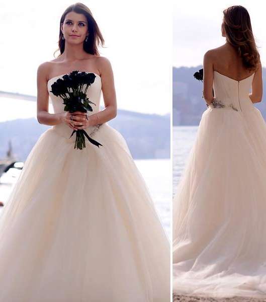 بيرين سات في فستان زفاف أبيض للمصممة فيرا وانغ