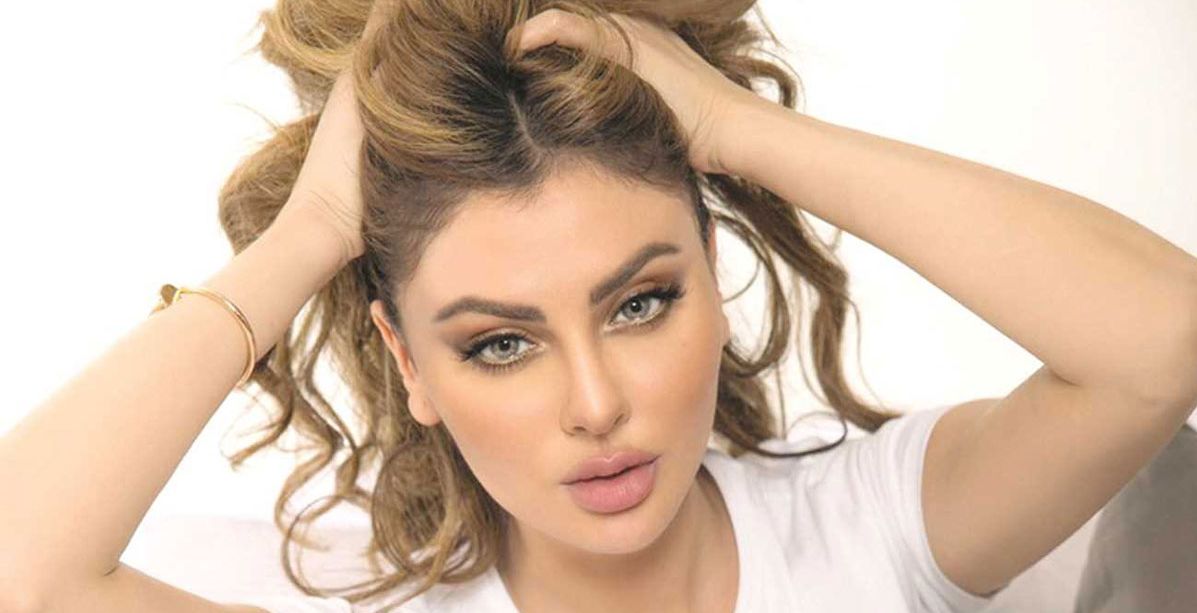 مريم حسين في موقف محرج في الشارع... والسبب سحاب فستانها!