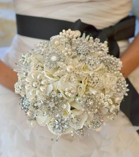 مسكة للعروس مزيّنة بالآلئ والسواروفسكي