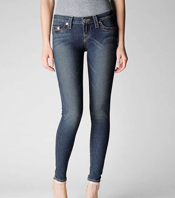 الجينز بقصّة الخصر المنخفض لا يناسب المرأة الثلاثينيّة العمر