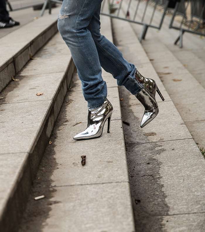 جزمة ميتاليكية باللون الفضي في شوراع باريس