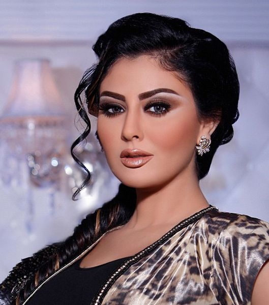 مريم حسين تعتمد الألوان البرونزية