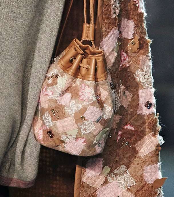 كلاتش مميز باسلوب الـ Bucket من مجموعة CHANEL Metiers D'art 2016