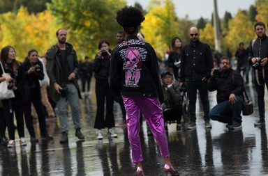 موضة الكنزة المطبعة بالأشكال والألوان في شوارع باريس