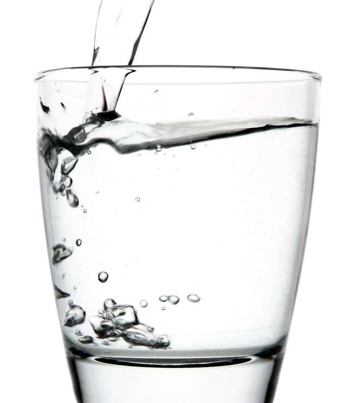 تناول كمية كافية من المياه يمنحك الصحة والجمال
