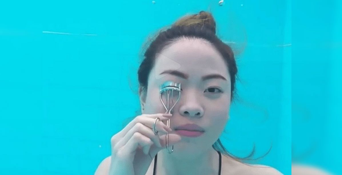 مكياج يحبس الانفاس حرفياً... شابة يابانية تطبق المكياج تحت الماء! شاهدي الفيديو!