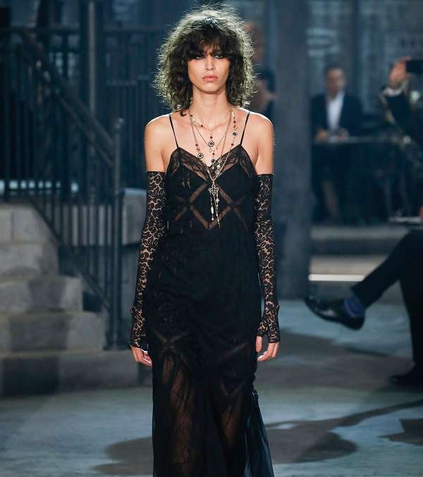 موضة فساتين الـ Slip on من CHANEL من مجموعة Metiers D'art 2015