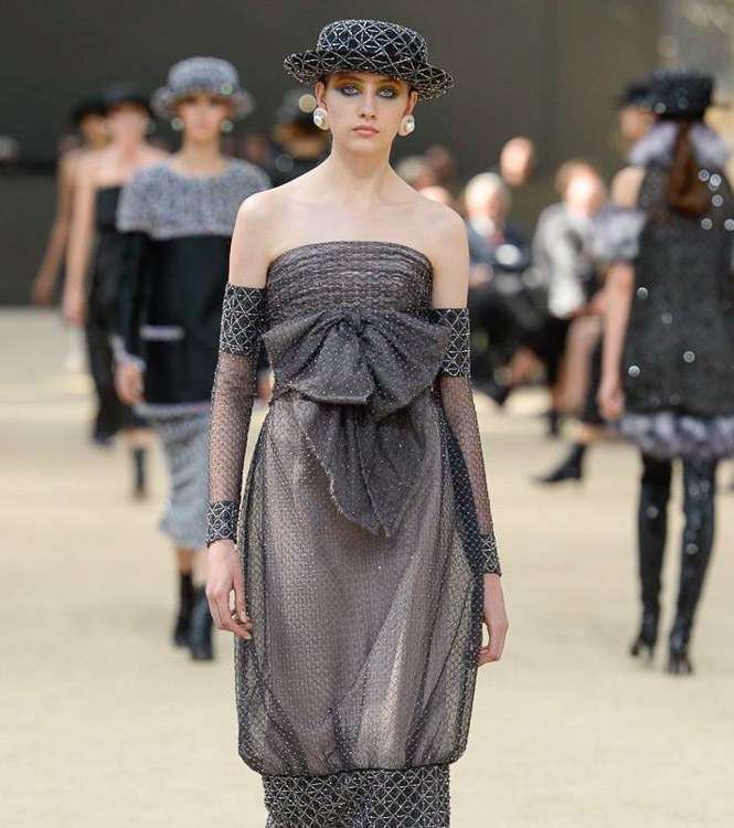 فستان متوسط الطول مع اكمام على شكل قفازات من CHANEL