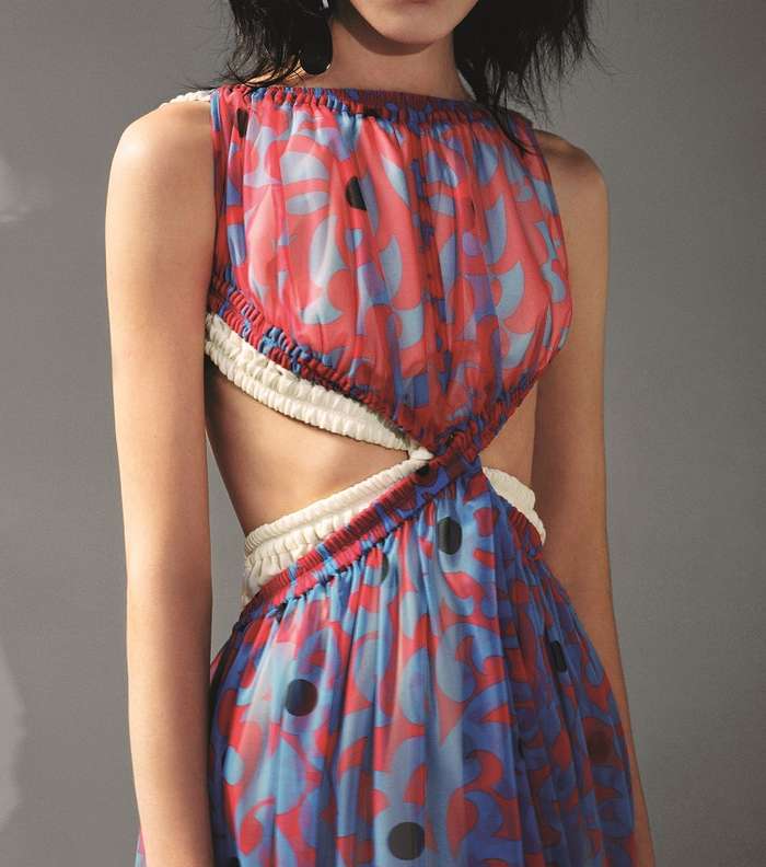 موضة الفستانين فوق بعضهما البعض من Celine لصيف 2017