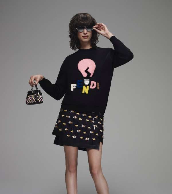 من مجموعة فندي Resort 2016، اليك موضة الكنزة المطبعة بالرسومات