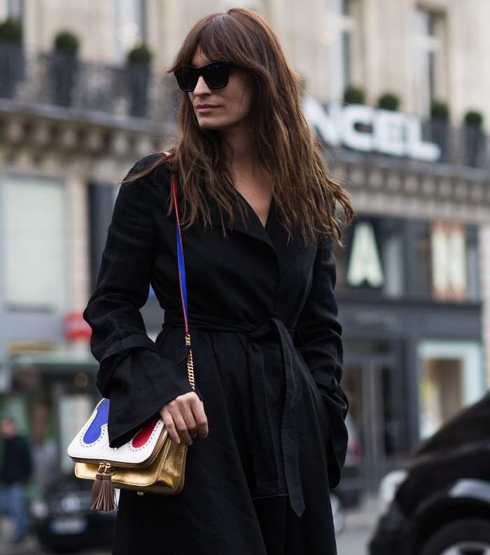 موضة المعطف الطويل مع الحزام عند مستوى الخصر في شوارع باريس في اليوم السادس من أسبوع الموضة