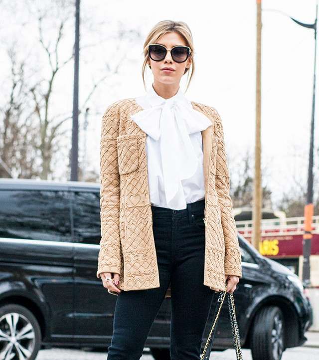 ارتدي حقيبة غابرييل من CHANEL مع الجينز الـ Flare وقميص الكشاكش