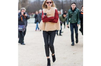 اوليفيا باليرمو تعتمد موضة جيليه الفرو مع السروال المطبع