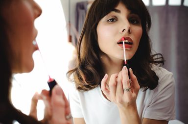 ألوان أحمر شفاه لخريف وشتاء 2018 للمرأة العاملة