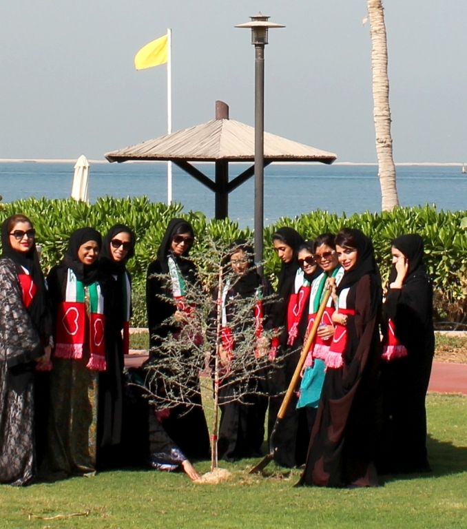 زراعة شجرة الاتحاد في حديقة شاطئ نادي دبي 