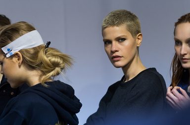 بالصور، إطلالات عارضات Emilio Pucci  في كواليس عرض ميلانو