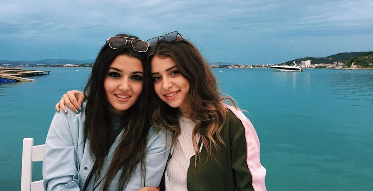 غمزة ارتشل شقيقة هاندا ارتشل تثير غضب الجمهور العربي بسبب عنصريّتها