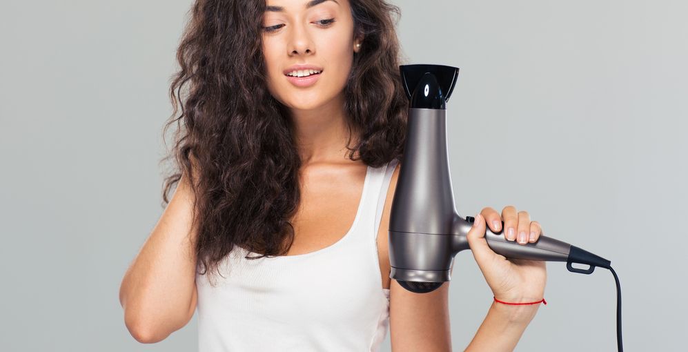 هذا ما يحصل عندما يجتمع قالب الرموش ومجفف الشعر!