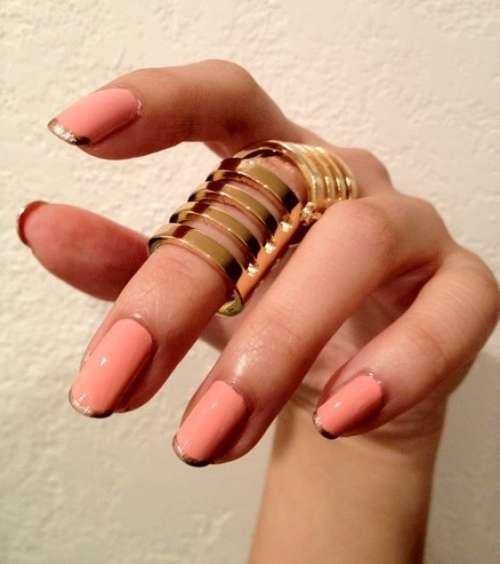 طلاء أظافر الفرانش باللون الذهبي الميتاليكي